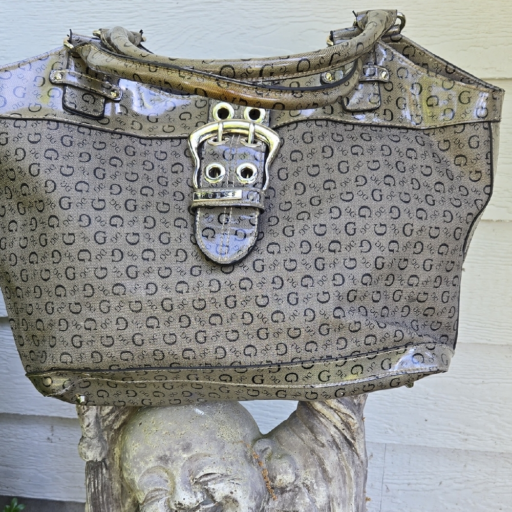 GUESS Monogrammed Tan Canvas & Vinyl Handbag. EUC (BIN 002)